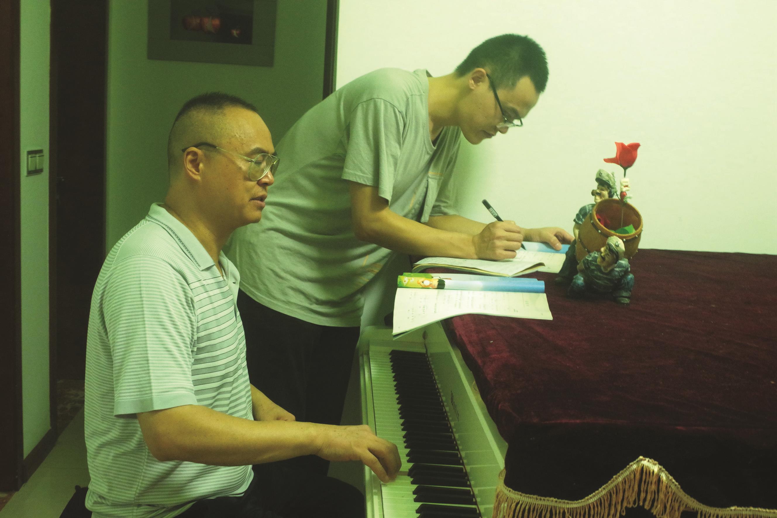 周晓勇周翔宇:追逐音乐梦上阵"父子兵"