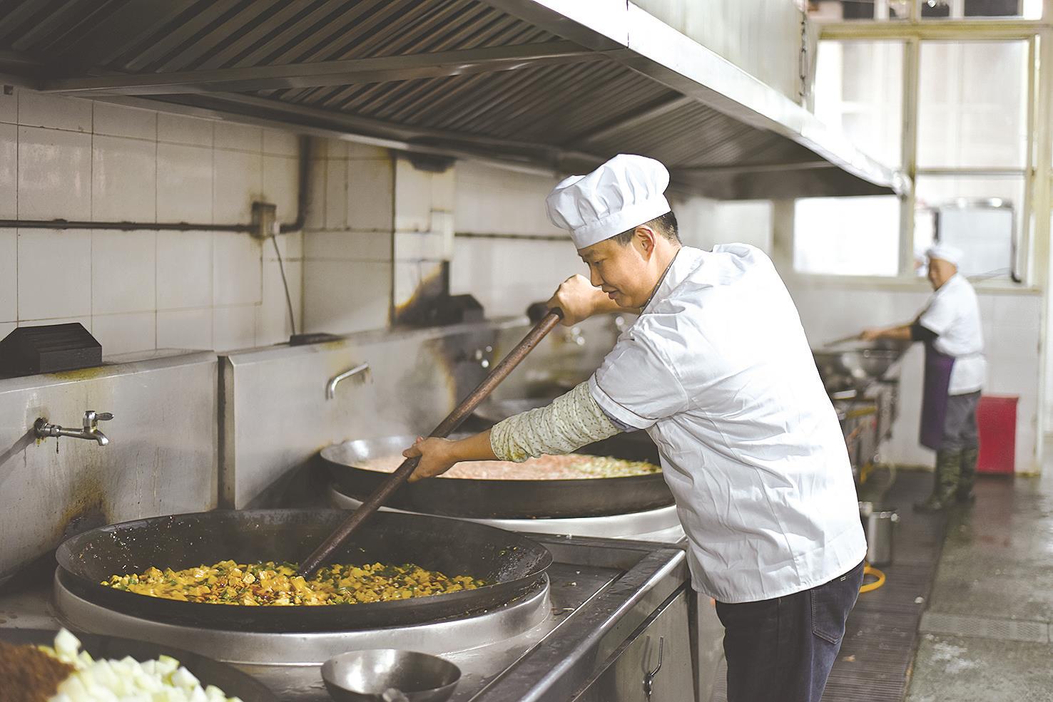 应聘到川大附小至今,没有编制的他管着学校"天大的事"——食堂安全;17